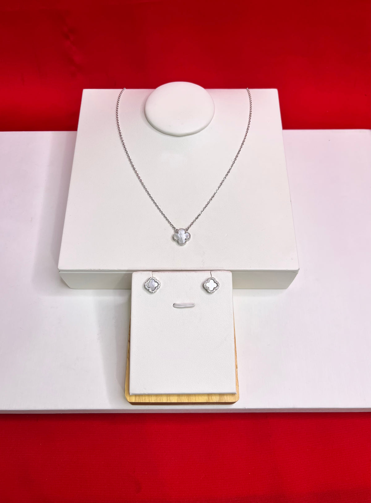 Vc White Clover Leaf Pendant Set