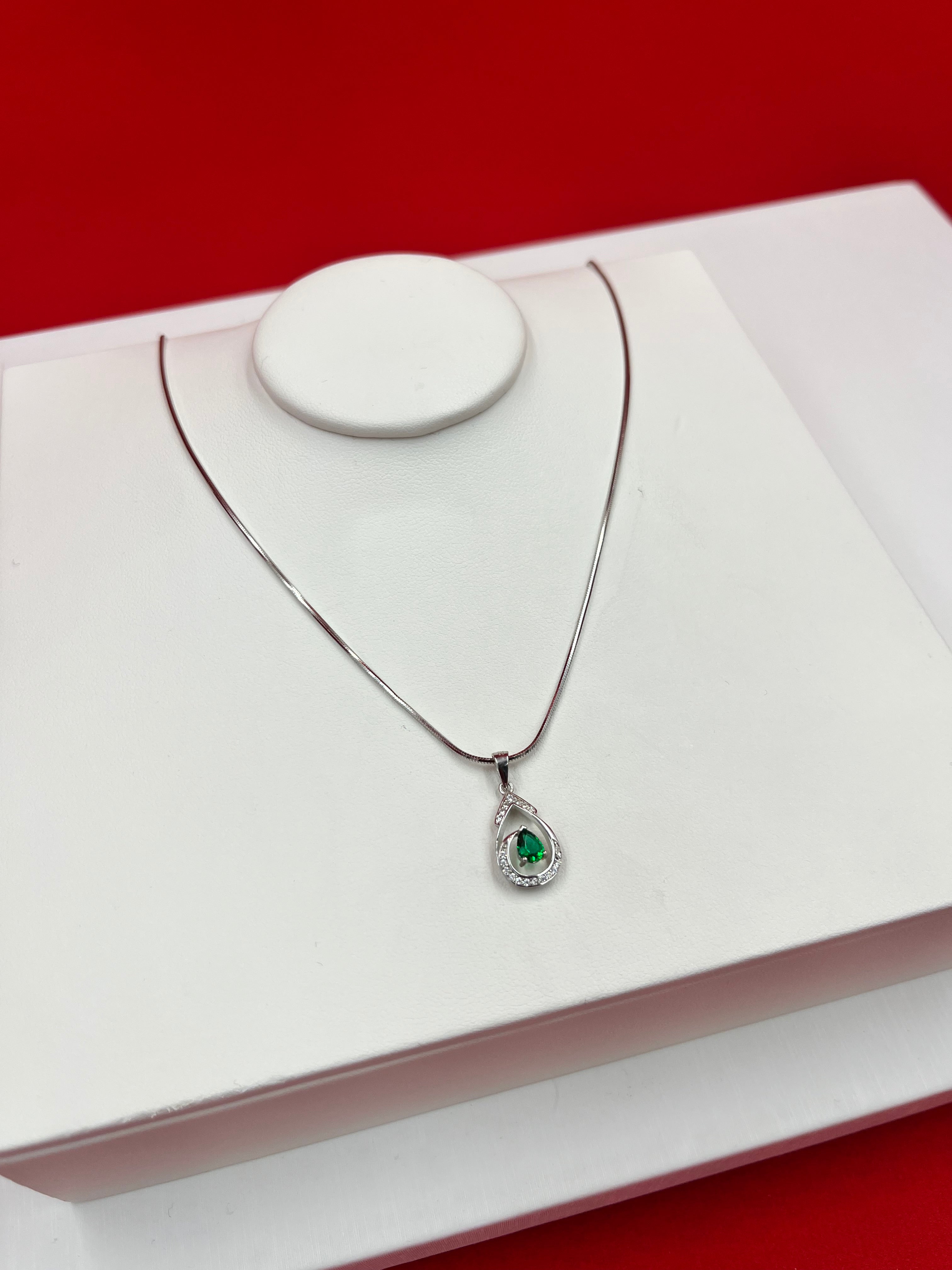 Green Dewdrop Pendant Necklace